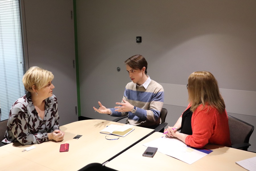 Véronique Lessard, directrice de Radio-Canada Québec, en discussion avec Will McGrew et Sonia Bertrand du Centre