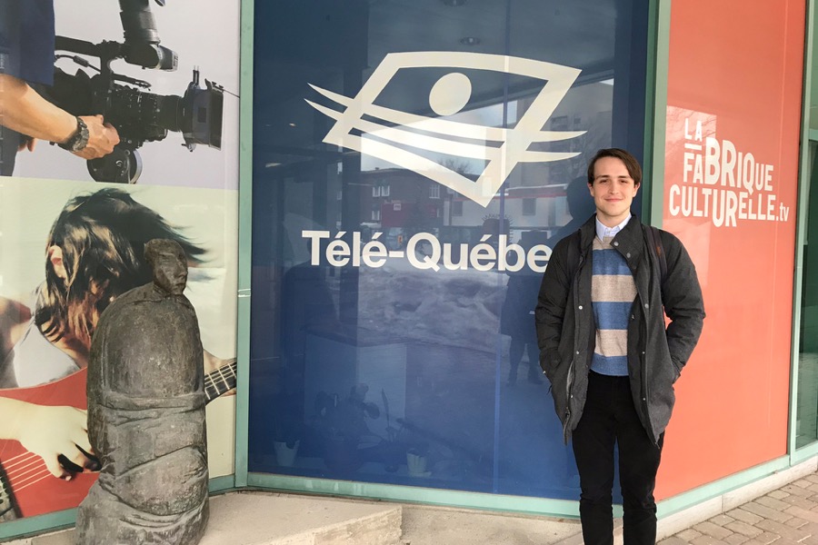 Will McGrew devant les bureaux de Télé-Québec à Québec