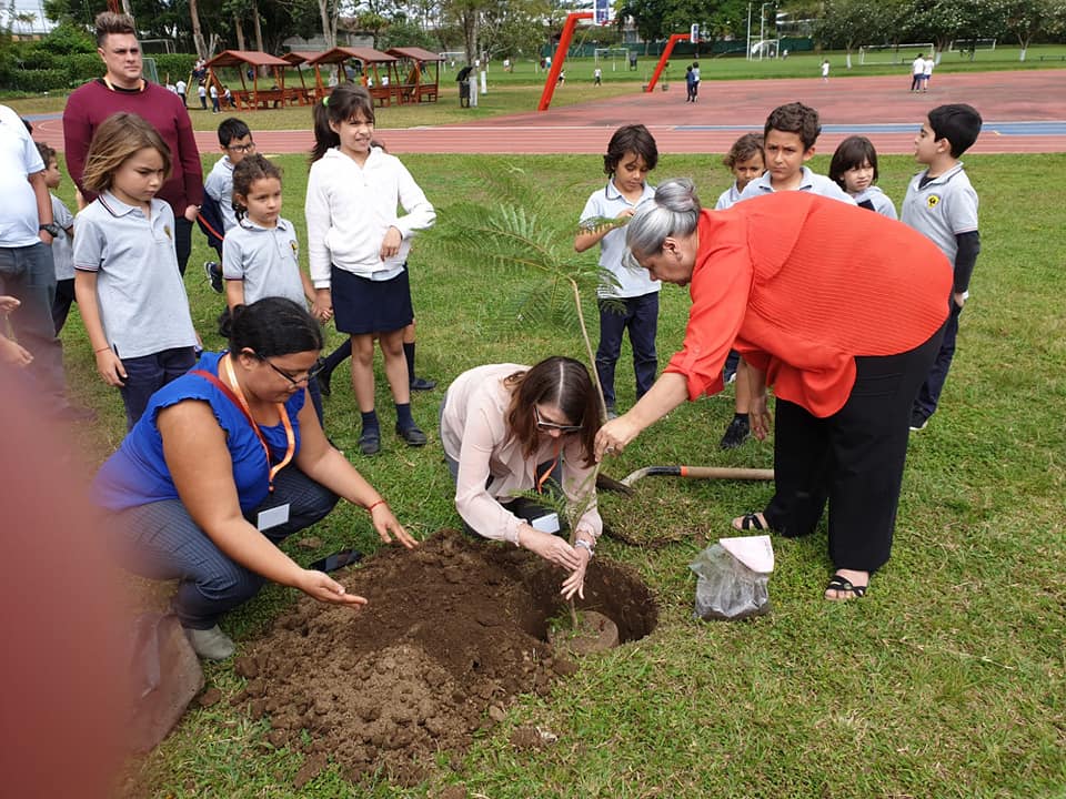 Plantation de l’arbre des 30 ans d’Acoprof au lycée franco-costaricien. Crédit photo : ACOPROF CR.