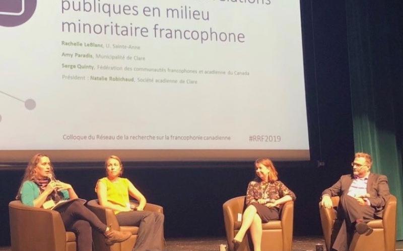 Une table ronde permet à divers acteurs communautaires de discuter de leurs expériences en communications et relations publiques en milieu minoritaire francophone.