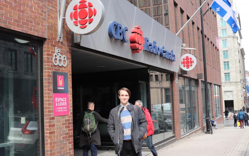 Will McGrew devant les bureaux de Radio-Canada Québec